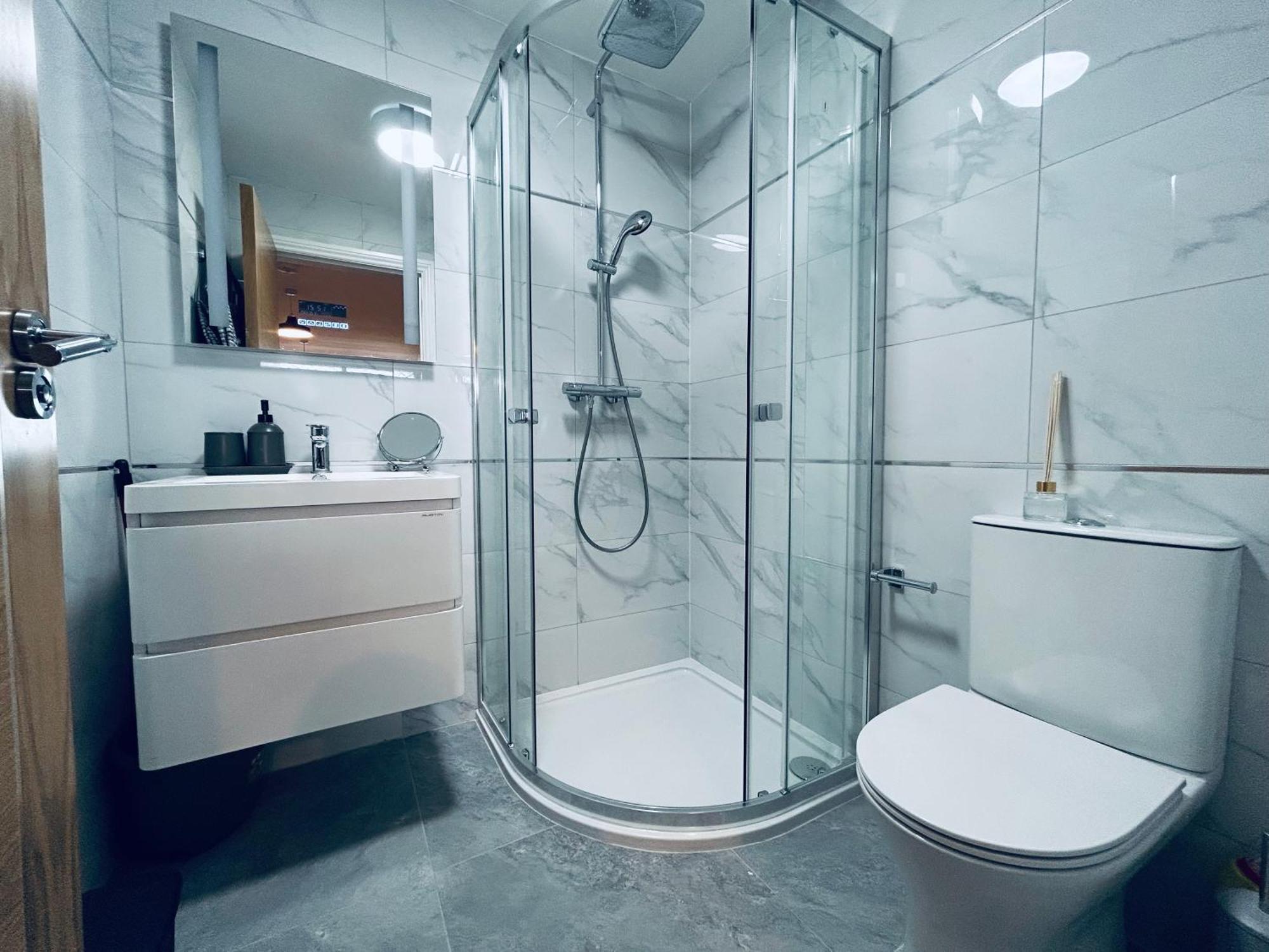 Private 2 Bed Guest House - Van Parking, M25 & A1 Connections Potters Bar Ngoại thất bức ảnh